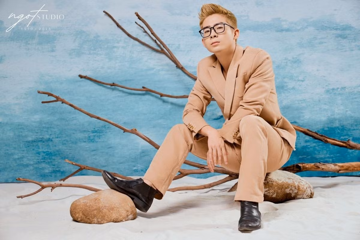 Bách Khỉ (tên thật: Hà Quang Bách, sinh năm 1999) sở hữu 2,1 triệu follow trên kênh TikTok, 100.000 người theo dõi Facebook cá nhân.