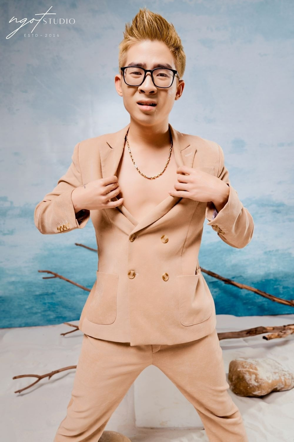 Hà Quang Bách từng theo học Đại học Thương Mại và được nhiều người biết tới với các video diễn xuất hài hước xoay quanh cuộc sống.