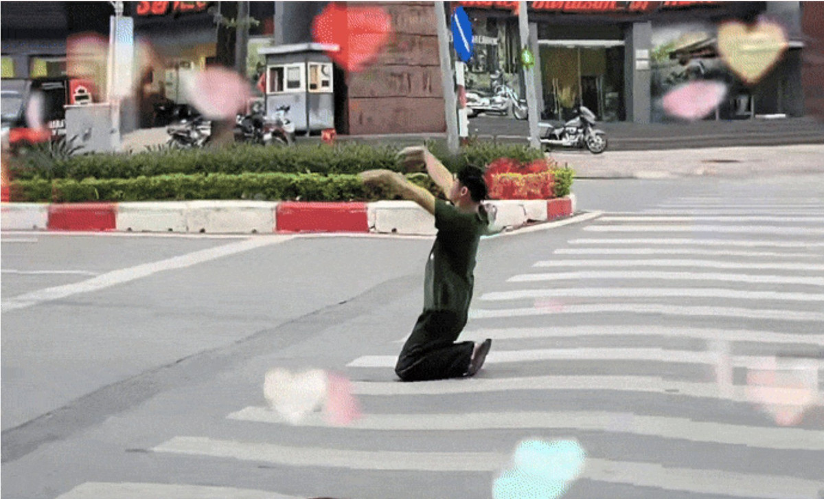 Hành động của nam TikToker cũng được một số người đi đường ghi lại, chia sẻ trên mạng xã hội.