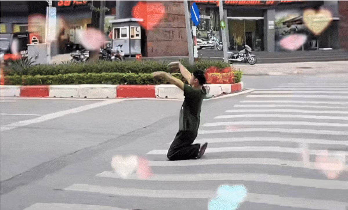 Hành động của nam TikToker cũng được một số người đi đường ghi lại, chia sẻ trên mạng xã hội.