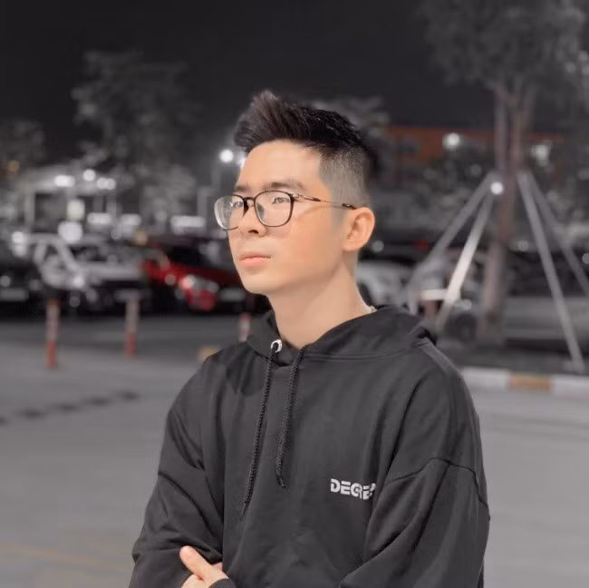 Cuối năm 2024, Bách Khỉ từng gây tranh cãi khi "cosplay" hình ảnh ca sĩ Chi Dân bị bắt về tội Tổ chức sử dụng trái phép chất ma túy. Bức ảnh nam TikToker mặc chiếc áo màu xanh, tạo dáng giống Chi Dân trong bức ảnh cơ quan điều tra công bố khiến nhiều người cho rằng anh cố tình ăn theo sự kiện để câu view.