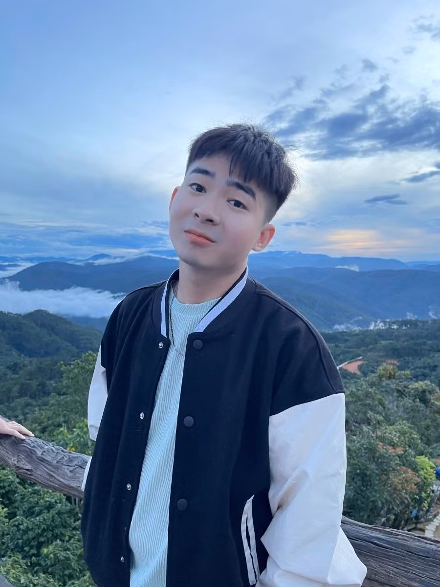 Trong khi đó, số khác cho rằng Bách Khỉ chỉ quay video với mục đích vui vẻ, khi các phương tiện đang dừng lại nên khó gây nguy hiểm.