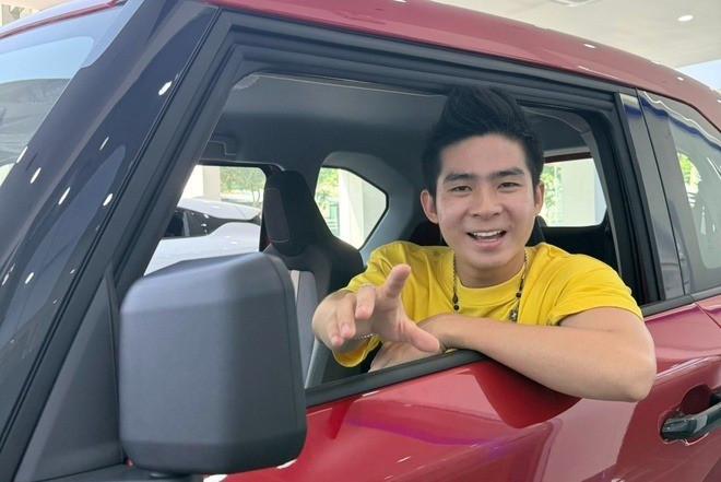 Nhiều người cho rằng nam TikToker vì để có lượt xem mà bất chấp. Dù khi đó các phương tiện đang chấp hành tín hiệu đèn đỏ, vẫn có thể tiềm ẩn nguy cơ tai nạn. Bên cạnh đó, khu vực vạch vẻ đường dành cho người đi bộ sang đường, hành động của anh có thể bị xem là cản trở người khác.