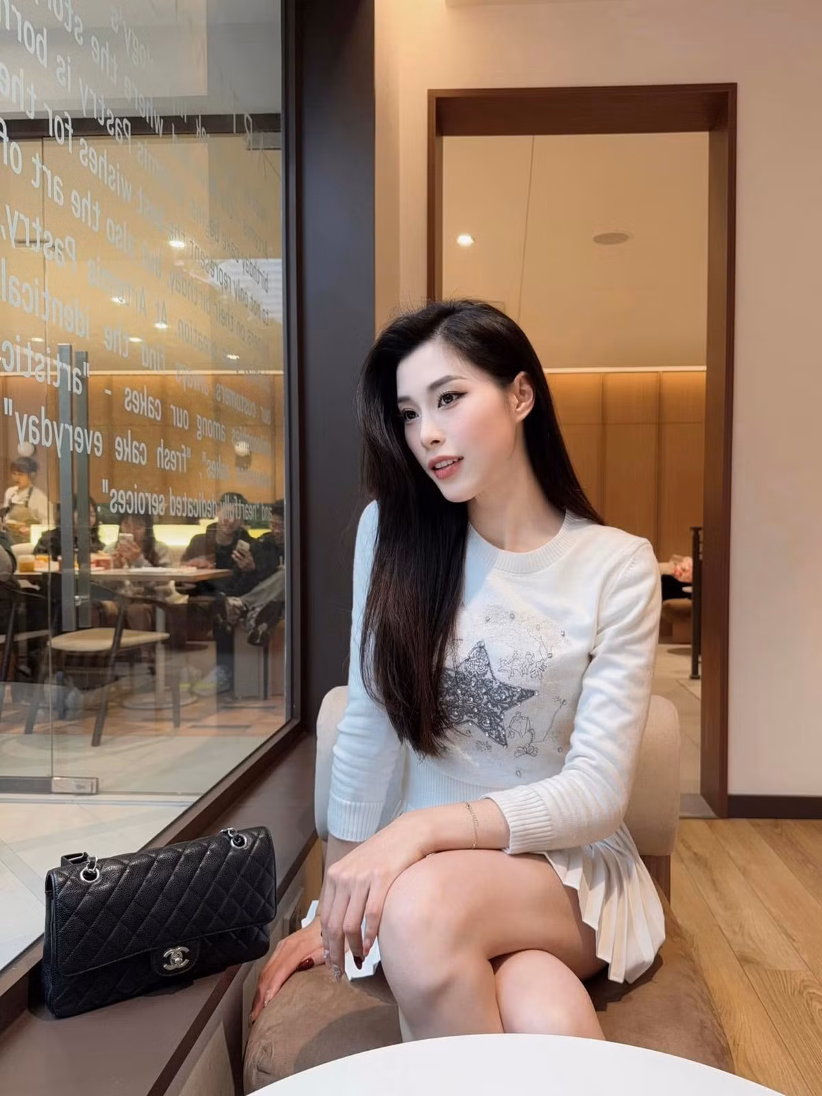 Loạt ảnh này của Đặng Thu Huyền nhanh chóng nhận được "bão" lời khen từ người hâm mộ. Nhiều bình luận bày tỏ sự ngưỡng mộ trước vẻ đẹp ngày càng thăng hạng của cô, đồng thời không ngừng dành những lời có cánh cho vóc dáng chuẩn chỉnh của cựu vận động viên.