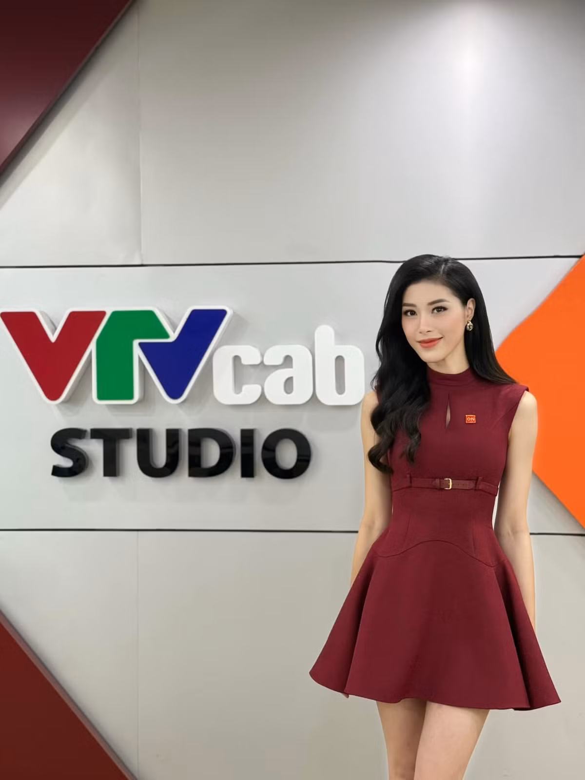 Đây cũng là minh chứng cho thấy, dù đã rời xa sàn đấu, Thu Huyền vẫn giữ được phong độ về mặt hình thể và nhan sắc, thậm chí còn ngày càng trưởng thành và quyến rũ hơn.