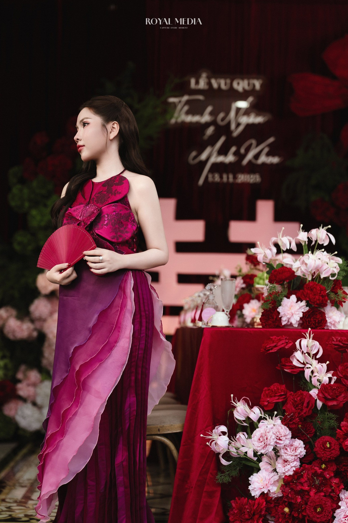 hanh Ngân sinh năm 2002, tốt nghiệp ngành Quản trị Kinh doanh tại Đại học Quốc tế Miền Đông và hiện hỗ trợ gia đình quản lý tiệm vàng ở Bình Dương.