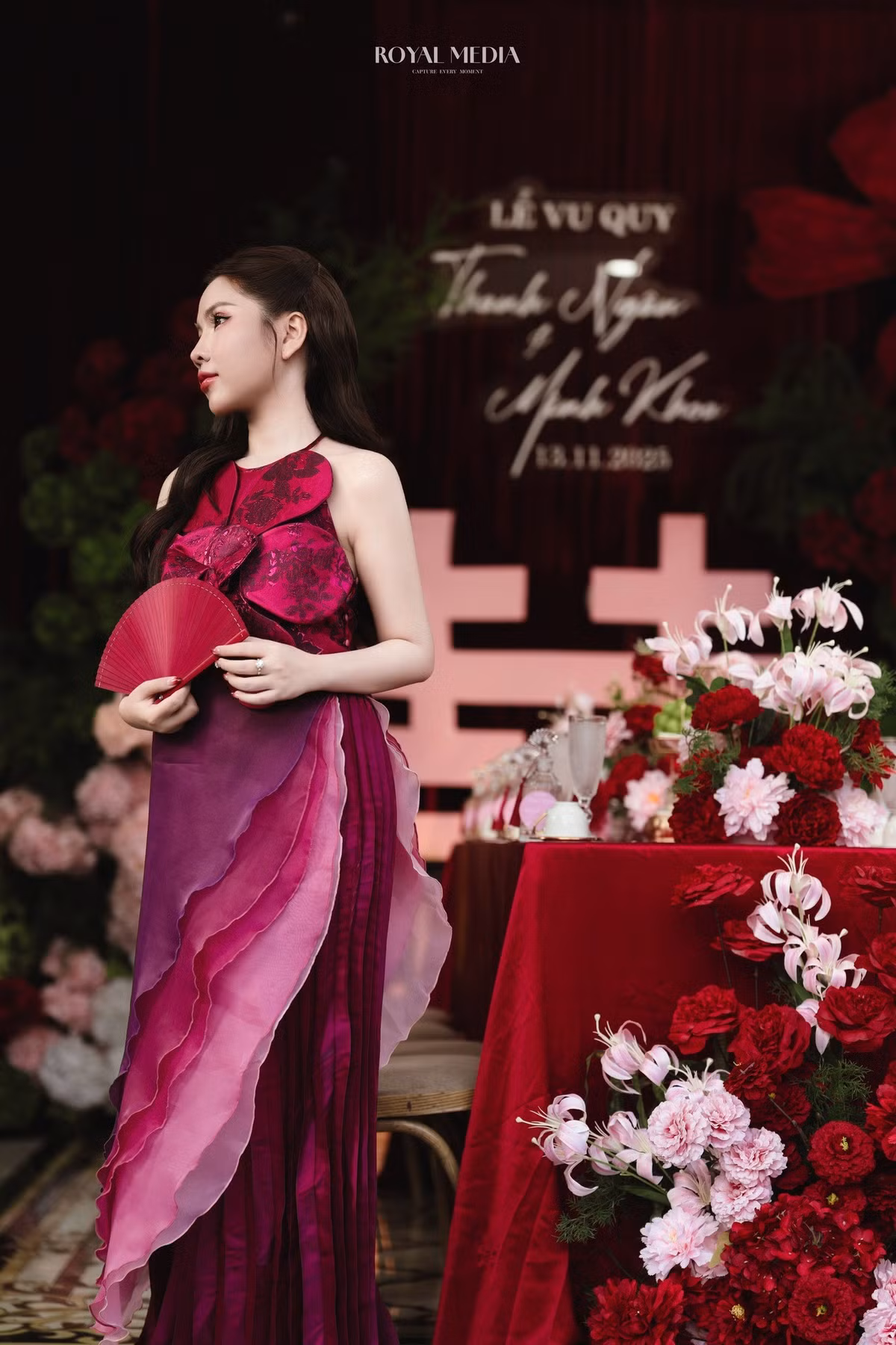 hanh Ngân sinh năm 2002, tốt nghiệp ngành Quản trị Kinh doanh tại Đại học Quốc tế Miền Đông và hiện hỗ trợ gia đình quản lý tiệm vàng ở Bình Dương.