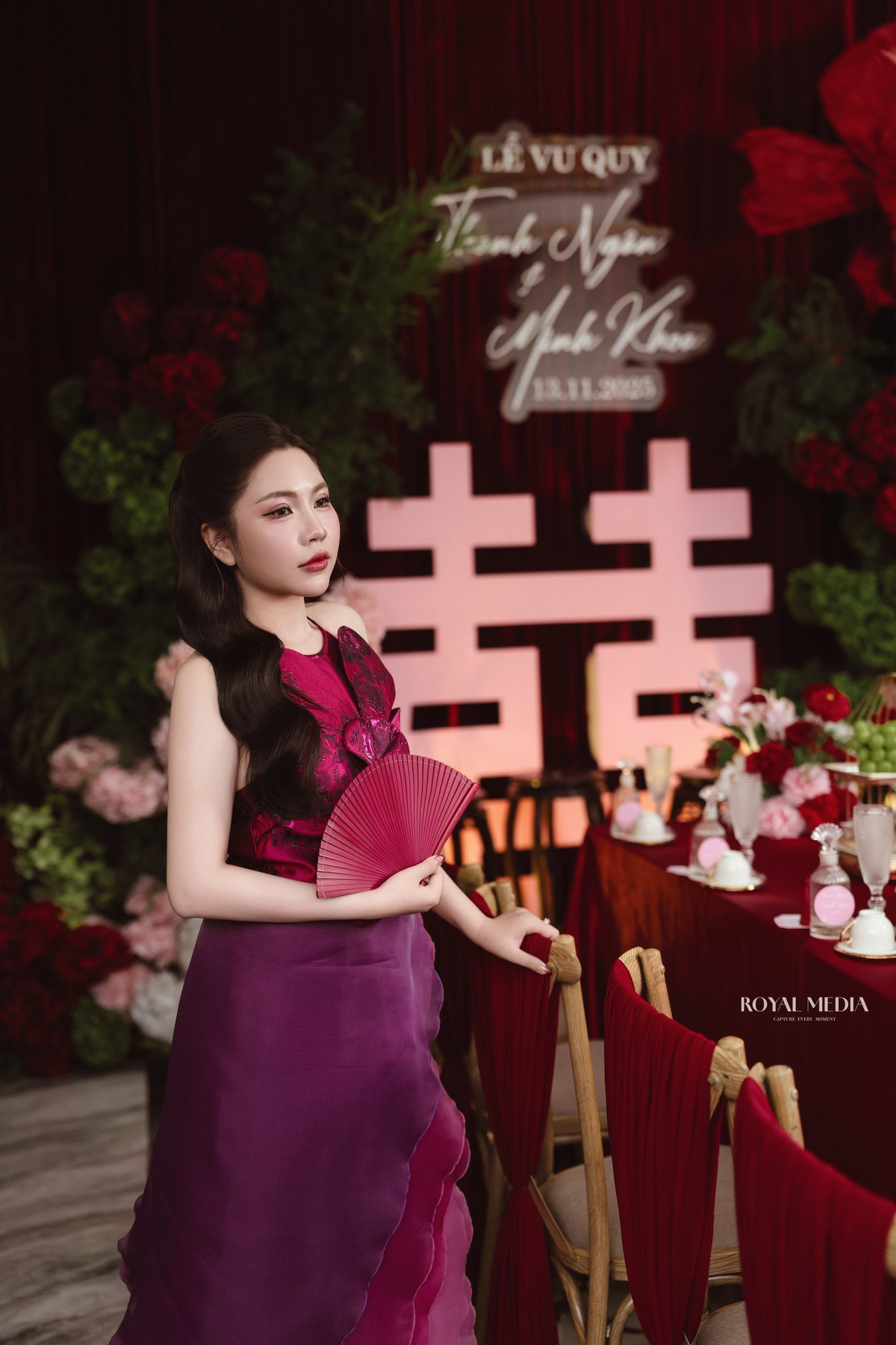 Việc chính thức kết hôn được xem là một cột mốc quan trọng, đánh dấu sự trưởng thành của tiền vệ tài năng này. Giờ đây, với một tổ ấm nhỏ làm hậu phương vững chắc, người hâm mộ tin tưởng rằng Minh Khoa sẽ tiếp tục giữ vững ngọn lửa nhiệt huyết, cống hiến những màn trình diễn xuất sắc hơn nữa cho bóng đá Việt Nam. (Nguồn: FBNV)