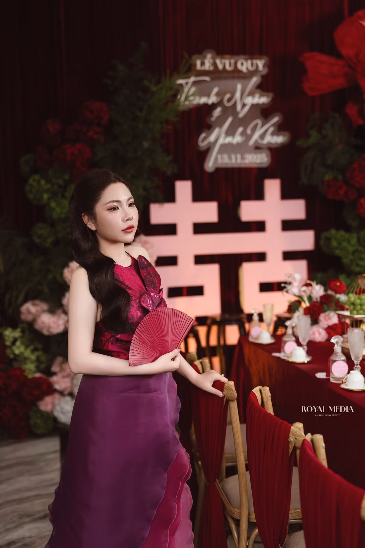 Việc chính thức kết hôn được xem là một cột mốc quan trọng, đánh dấu sự trưởng thành của tiền vệ tài năng này. Giờ đây, với một tổ ấm nhỏ làm hậu phương vững chắc, người hâm mộ tin tưởng rằng Minh Khoa sẽ tiếp tục giữ vững ngọn lửa nhiệt huyết, cống hiến những màn trình diễn xuất sắc hơn nữa cho bóng đá Việt Nam. (Nguồn: FBNV)