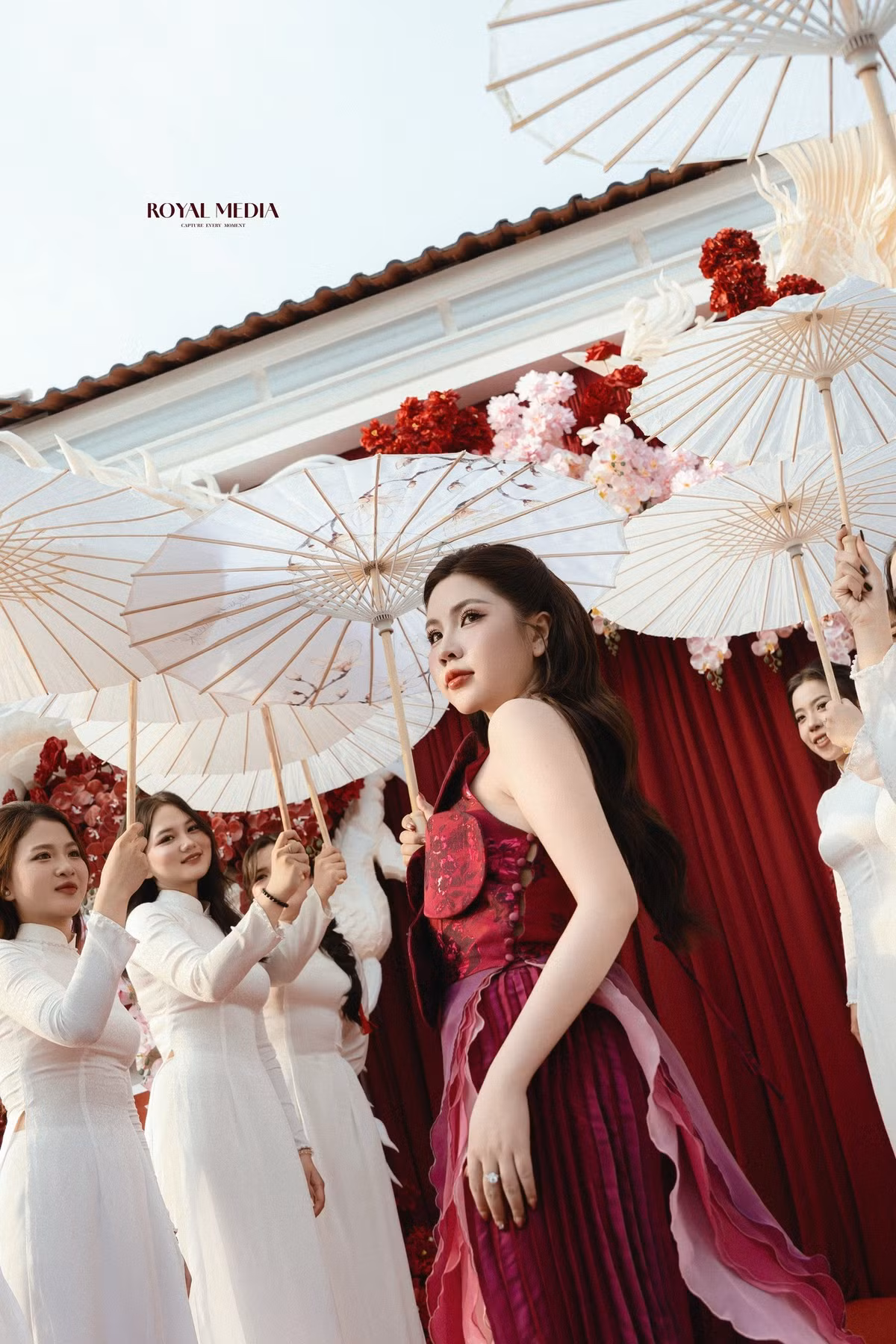 Vợ tiền vệ ĐT Việt Nam được người hâm mộ ưu ái gọi là "cô chủ tiệm vàng", không chỉ bởi gia thế mà còn bởi sự nhẹ nhàng, kín tiếng và đồng hành cùng bạn trai trong hành trình sự nghiệp.