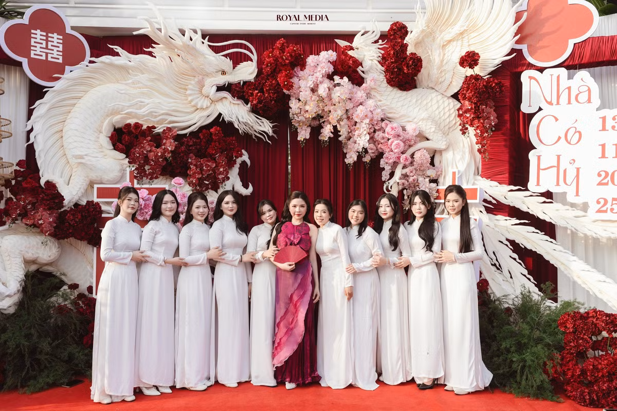 Với phong cách chơi thông minh và tinh thần trách nhiệm cao, Minh Khoa là một trong những tiền vệ trẻ triển vọng của bóng đá Việt Nam.