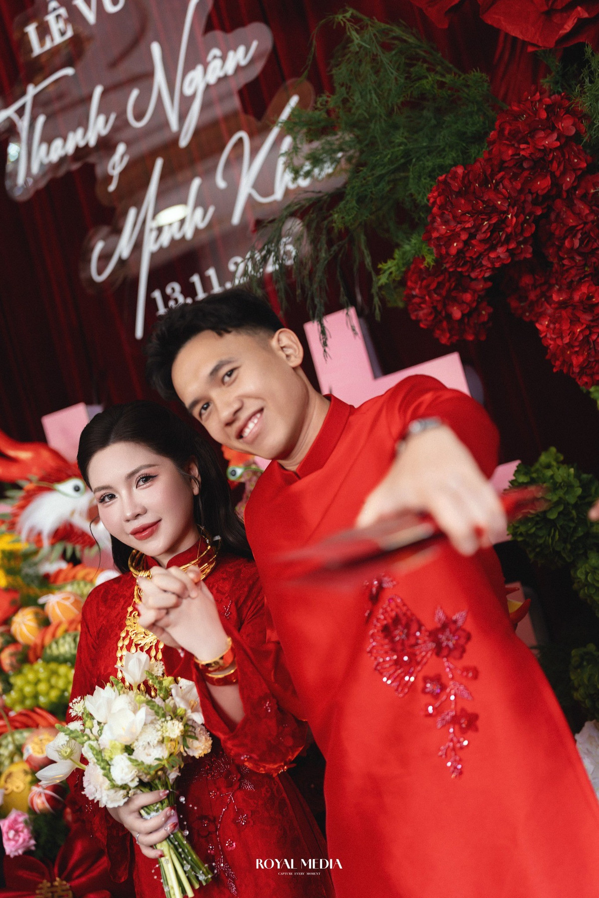 Sáng ngày 13/11, tiền vệ Võ Hoàng Minh Khoa chia sẻ trên trang facebook cá nhân những hình ảnh anh cùng cô bạn gái lâu năm Nguyễn Thanh Ngân tổ chức lễ kết hôn.