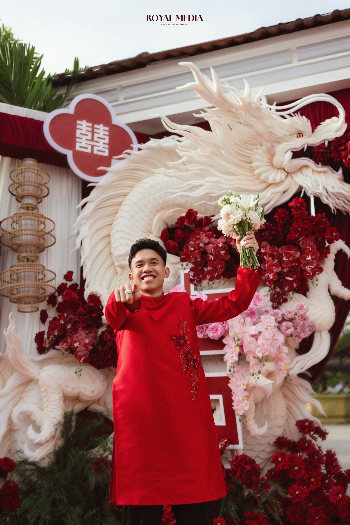 Hôn lễ của cặp đôi này diễn ra trong không khí ấm cúng và trang trọng, với sự tham dự của gia đình và những người bạn thân thiết.