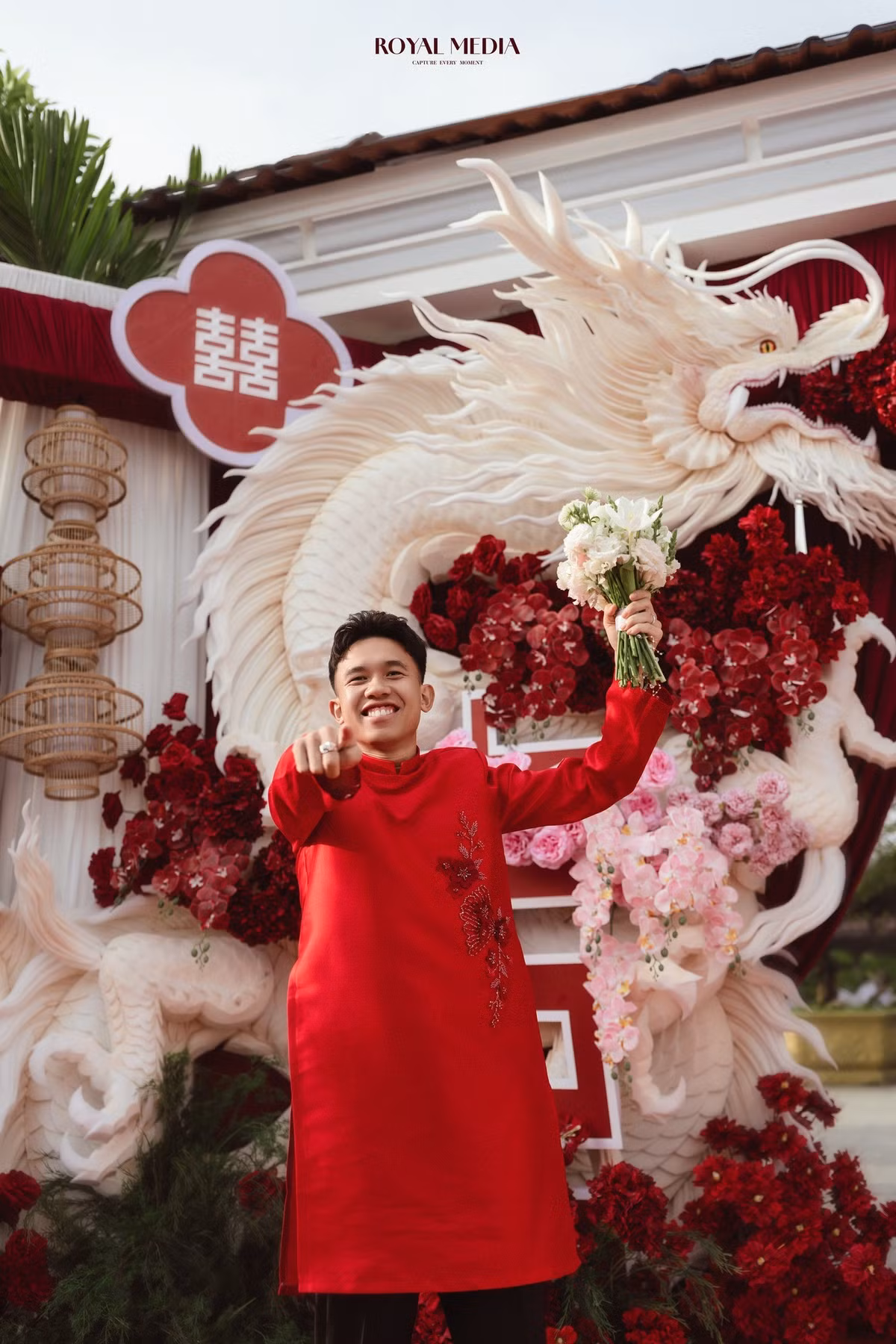 Hôn lễ của cặp đôi này diễn ra trong không khí ấm cúng và trang trọng, với sự tham dự của gia đình và những người bạn thân thiết.