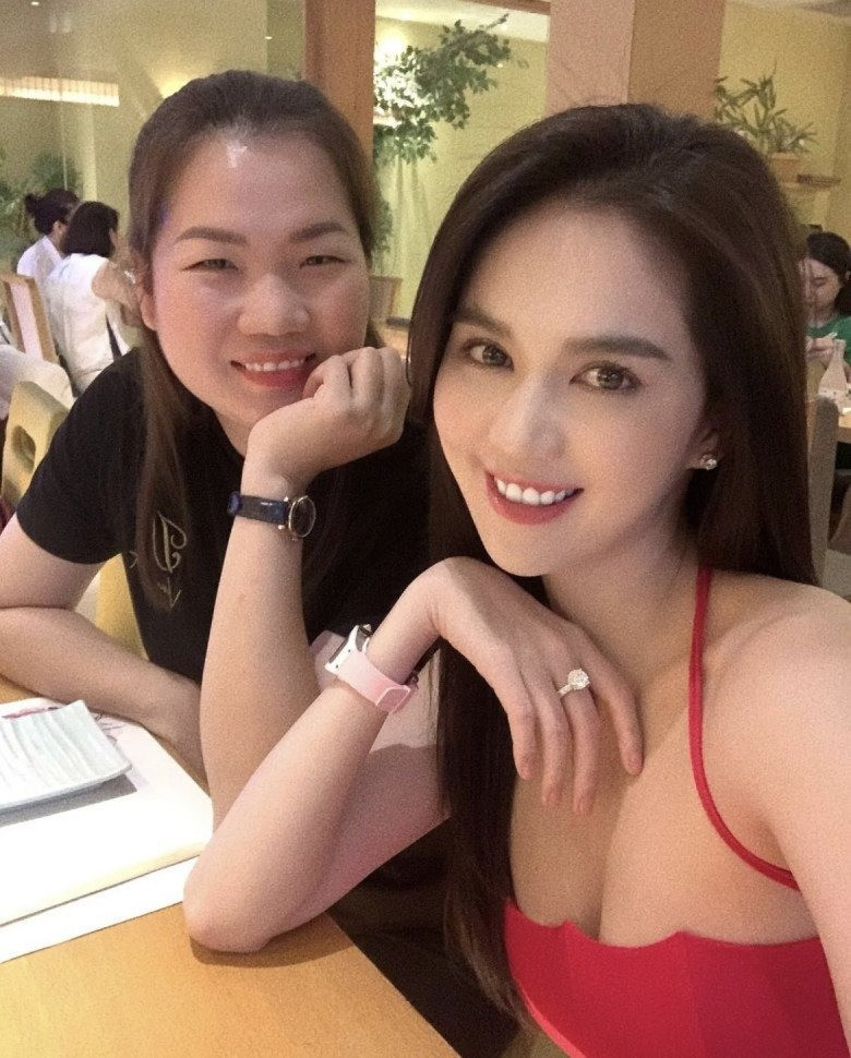 Và những khoảnh khắc đời thường cùng trợ lý như thế này – vừa gần gũi, vừa tỏa sáng – chính là minh chứng cho một Ngọc Trinh vẫn luôn biết cách giữ độ nóng, cả trong showbiz lẫn thương mại. Ảnh sử dụng trong bài: FBNV