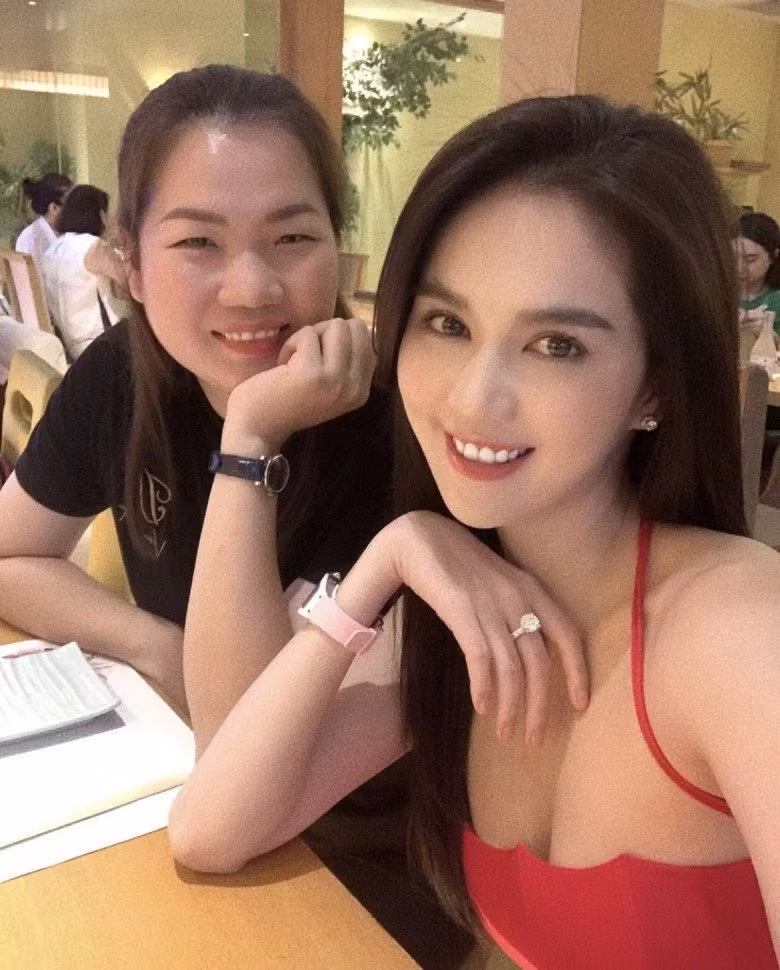 Và những khoảnh khắc đời thường cùng trợ lý như thế này – vừa gần gũi, vừa tỏa sáng – chính là minh chứng cho một Ngọc Trinh vẫn luôn biết cách giữ độ nóng, cả trong showbiz lẫn thương mại. Ảnh sử dụng trong bài: FBNV