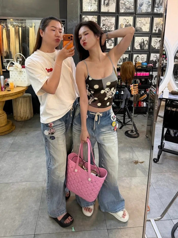 Thúy Kiều – trợ lý gắn bó lâu năm với Ngọc Trinh vừa qua mới đăng ảnh cùng "nữ hoàng nội y". Cả hai diện đồ đôi năng động, tạo dáng tự nhiên, vui vẻ trong hậu trường một buổi làm tóc.