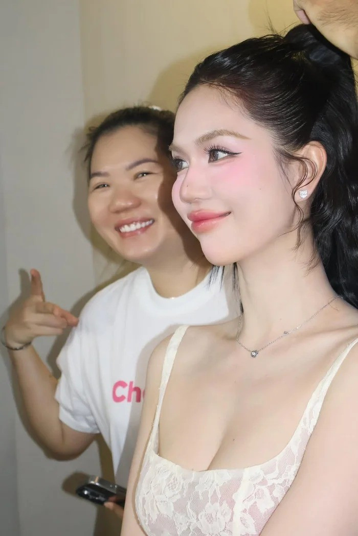 Dù chụp bằng camera thường, không chỉnh sửa, Ngọc Trinh vẫn gây ấn tượng bởi làn da trắng mịn, vòng eo thon gọn và vòng một đầy đặn.