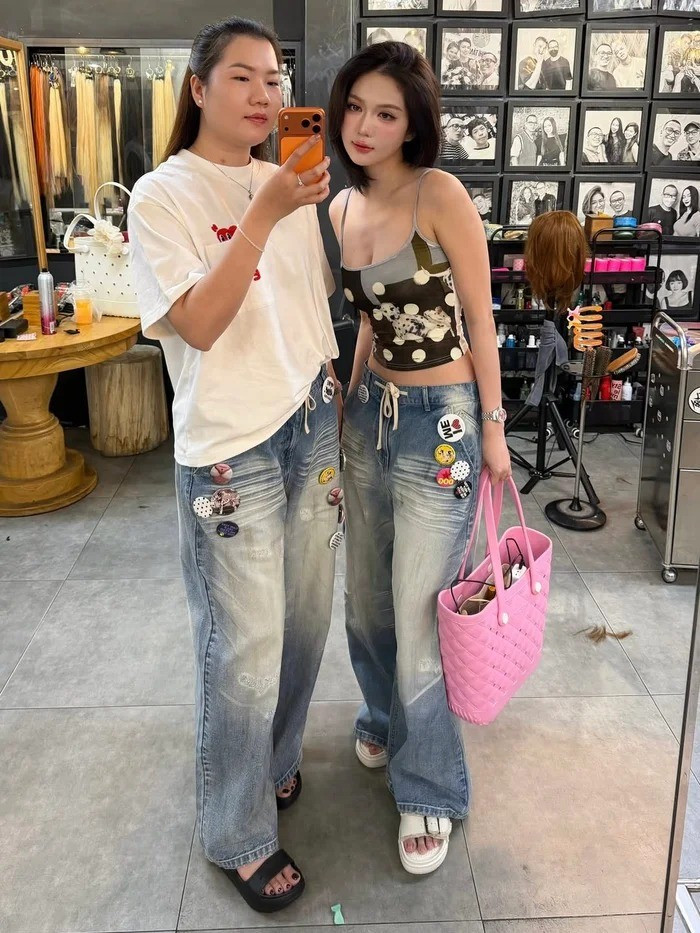 Tuy nhiên, điều khiến cư dân mạng chú ý không chỉ là khoảnh khắc thân thiết, mà chính là vóc dáng nuột nà đáng ngưỡng mộ của Ngọc Trinh.