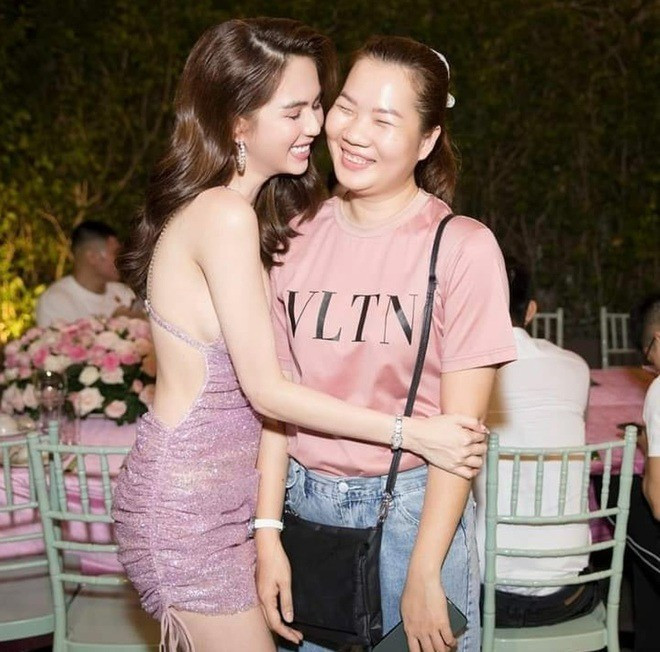 Trong khoảnh khắc mới đăng, Ngọc Trinh diện áo hai dây mỏng manh cùng quần jeans thụng cá tính, người đẹp Trà Vinh khéo léo khoe lợi thế hình thể – thứ đã gắn liền với thương hiệu cá nhân suốt hơn một thập kỷ qua.