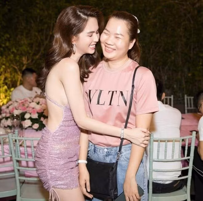 Trong khoảnh khắc mới đăng, Ngọc Trinh diện áo hai dây mỏng manh cùng quần jeans thụng cá tính, người đẹp Trà Vinh khéo léo khoe lợi thế hình thể – thứ đã gắn liền với thương hiệu cá nhân suốt hơn một thập kỷ qua.