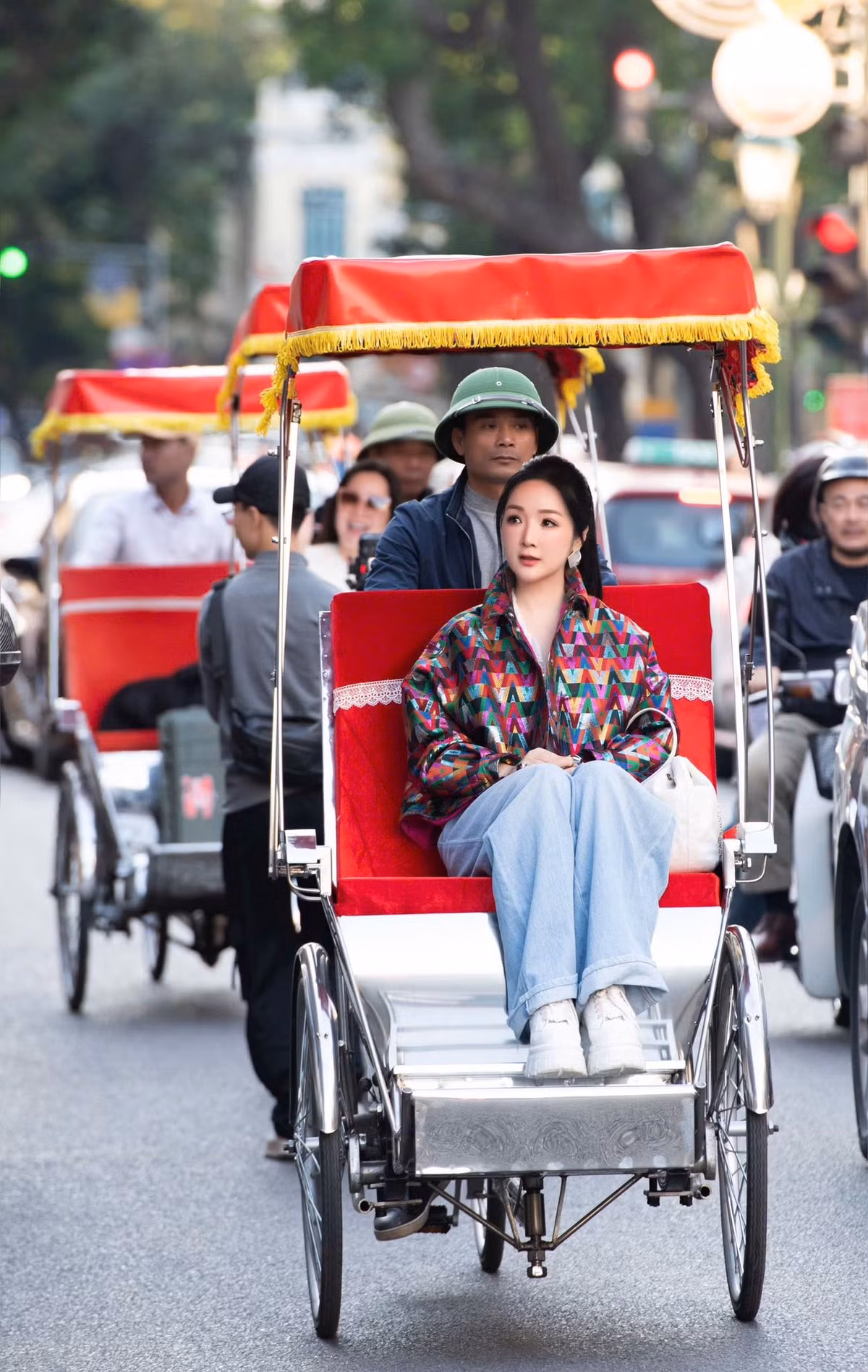 Không chỉ khoe visual trẻ trung, Giáng My còn mang đến cảm giác nhẹ nhàng, an yên – hình ảnh hiếm hoi nhưng rất đáng quý giữa nhịp sống vội vã của Hà Nội.