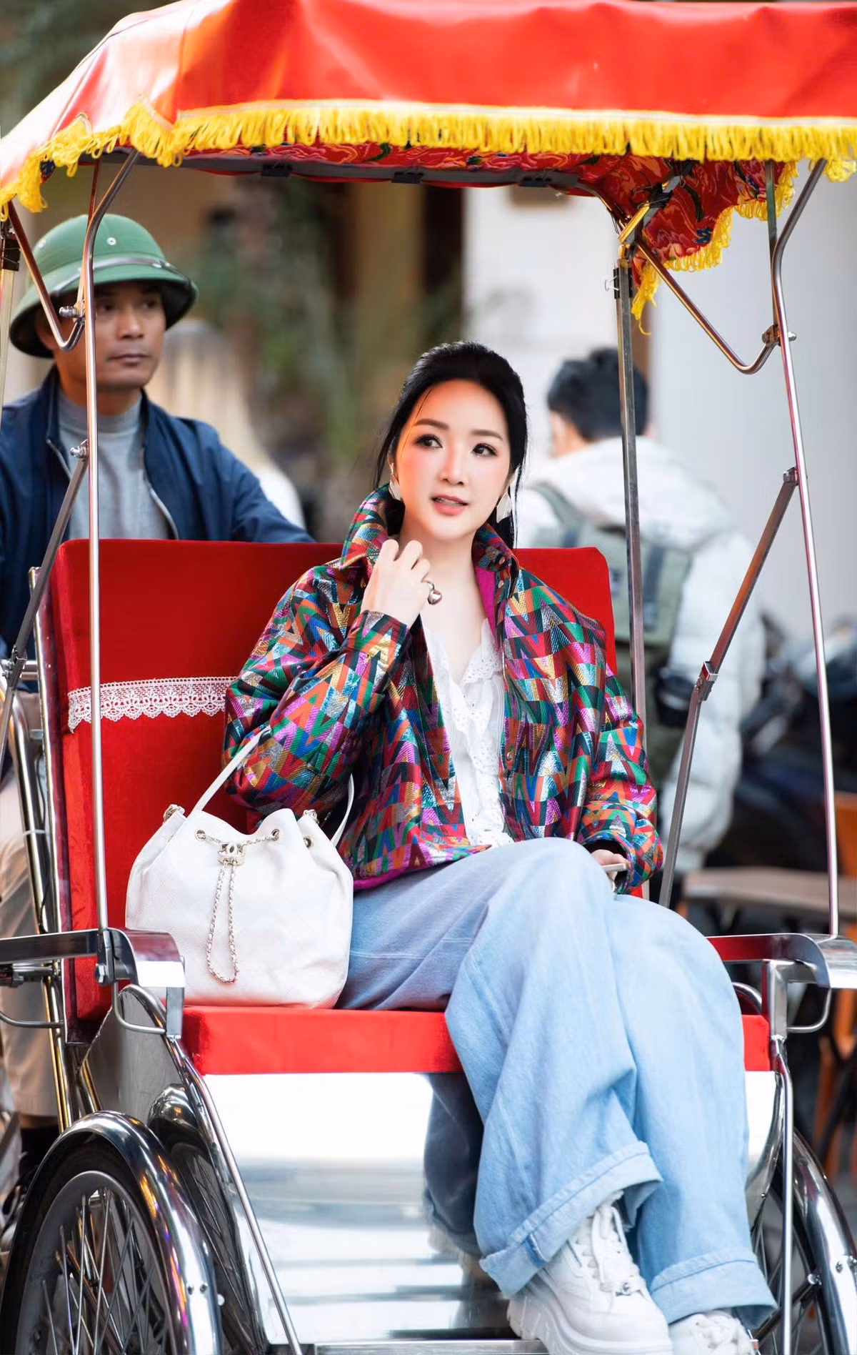 Trong loạt ảnh, Hoa hậu Đền Hùng 1992 Giáng My lựa chọn xuất hiện trên chiếc xích lô truyền thống – một hình ảnh rất Hà Nội, gợi nhớ vẻ đẹp cổ kính và lãng mạn của Thủ đô.