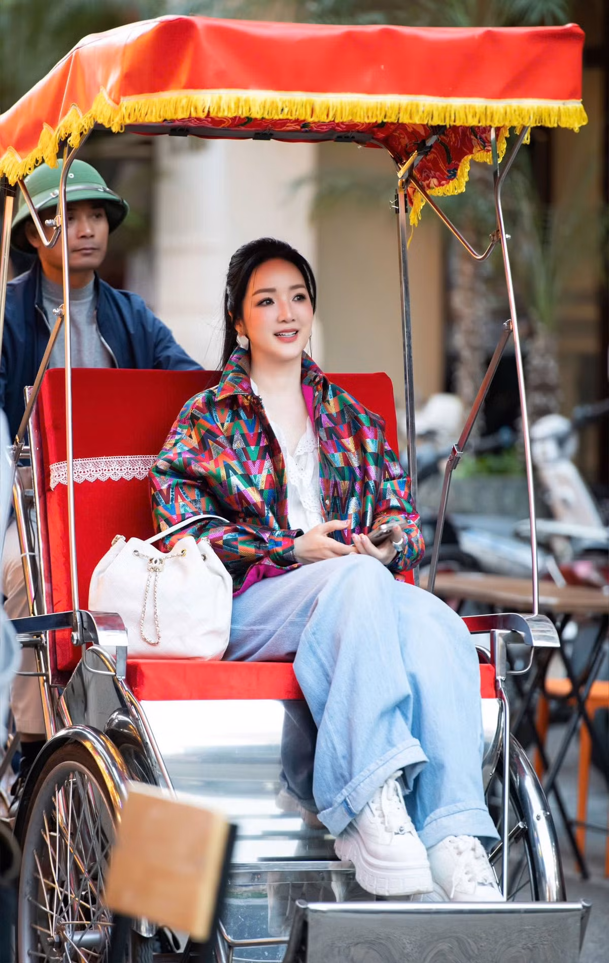 Hoa hậu Giáng My xuất hiện với chiếc áo khoác họa tiết hình học với màu sắc nổi bật, tạo điểm nhấn vừa cá tính vừa thời thượng. Cùng với đó là quần jean ống rộng kết hợp sneaker trắng, vừa năng động vừa mang cảm giác “ăn gian tuổi”.