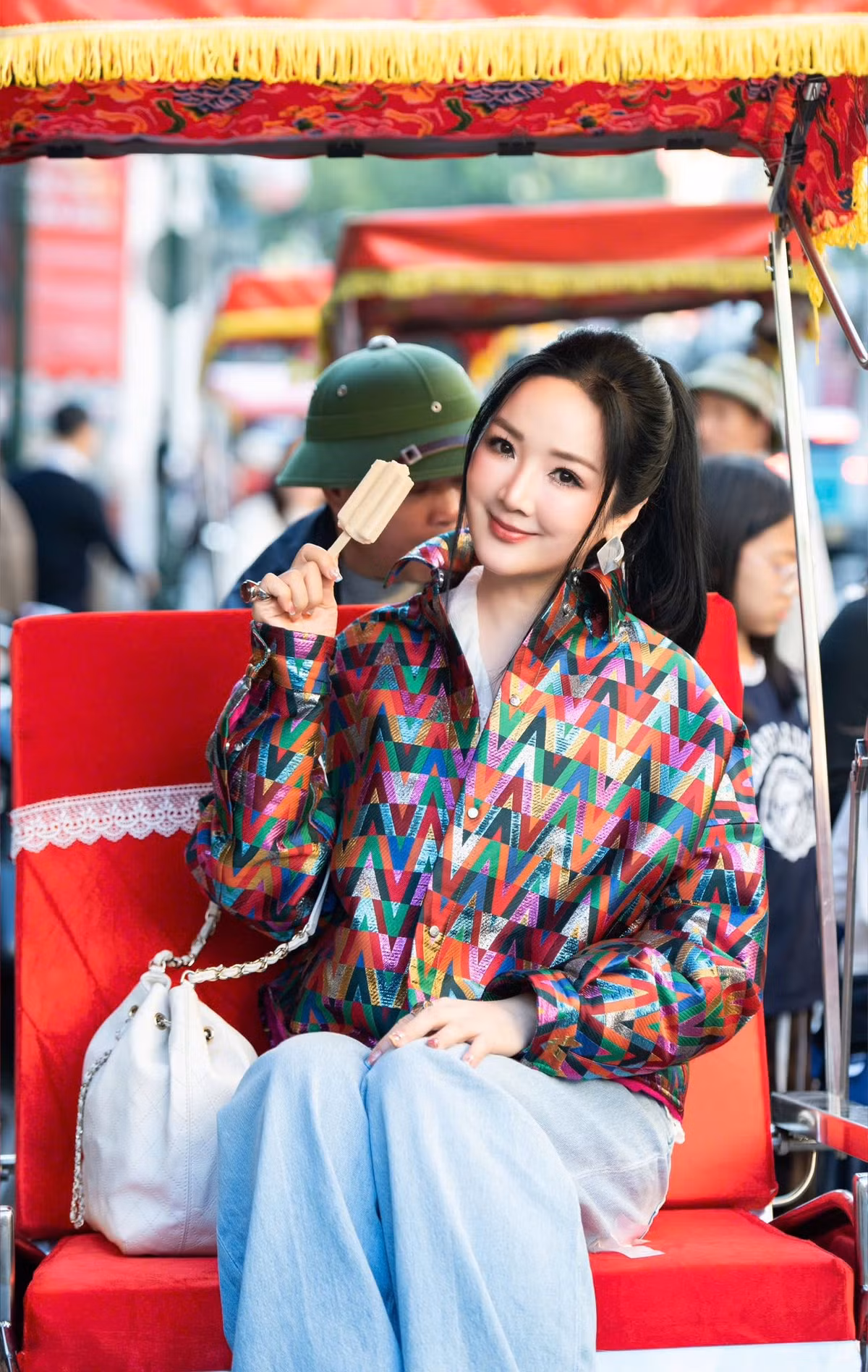 Ngồi trên phần ghế bọc nhung đỏ nổi bật, người đẹp tuổi 54 khoe vẻ đẹp đằm thắm, nhẹ nhàng nhưng vẫn toát lên nét quý phái đặc trưng.