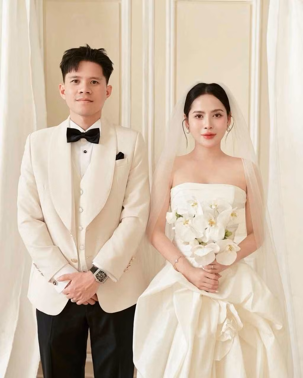 Dương Thanh Hào và Julia Nguyễn hẹn hò từ năm 2018. Là trung vệ từng có 11 lần khoác áo đội tuyển quốc gia Việt Nam, có nhiều đóng góp nổi bật, chuyện tình của anh cùng "hot mom" đơn thân khi đó khiến nhiều người hâm mộ tò mò.