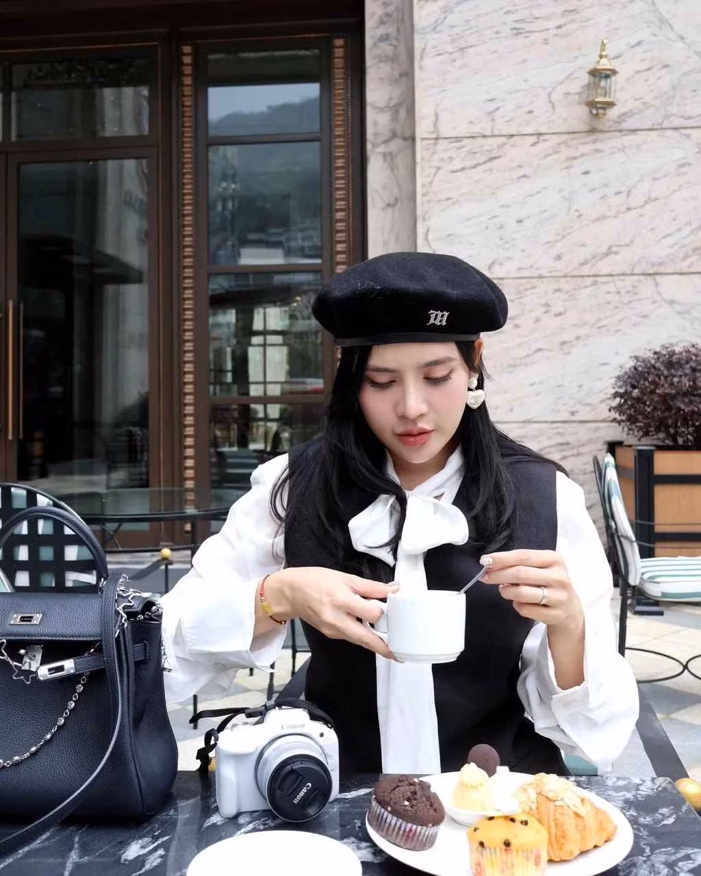 Việc kinh doanh thuận lợi giúp Julia Nguyễn tận hưởng cuộc sống sang chảnh, thường xuyên du lịch ở những khu nghỉ dưỡng cao cấp.