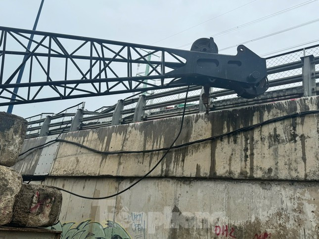 Phần lan can cầu bị móp méo sau sự cố. Ảnh: Ban Giao thông TPHCM