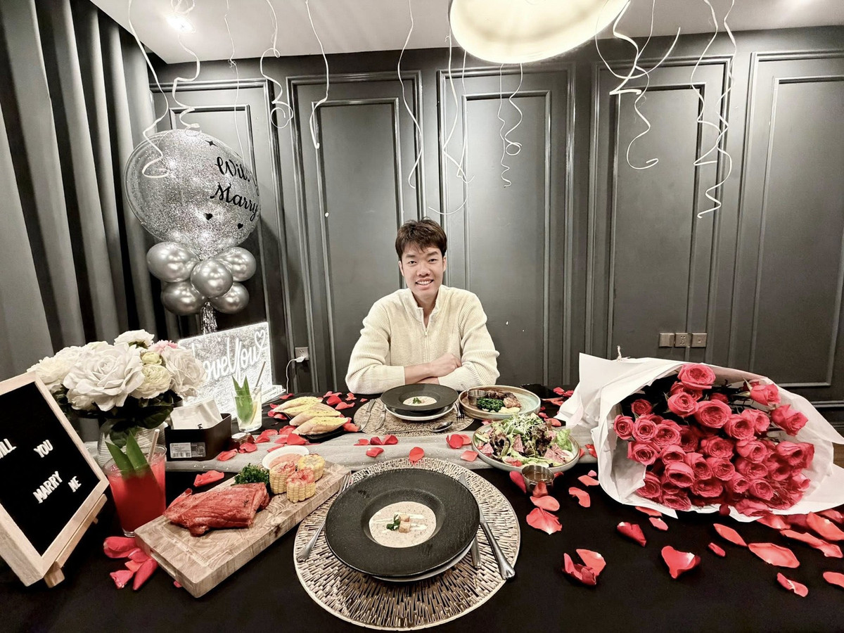 Màn cầu hôn diễn ra trong không gian ấm cúng, riêng tư nhưng không kém phần lãng mạn. Lê Đức Phát chuẩn bị chu đáo từ hoa, nhẫn cho đến những lời nhắn gửi chân thành, khiến Ánh Nguyệt không giấu được sự xúc động.