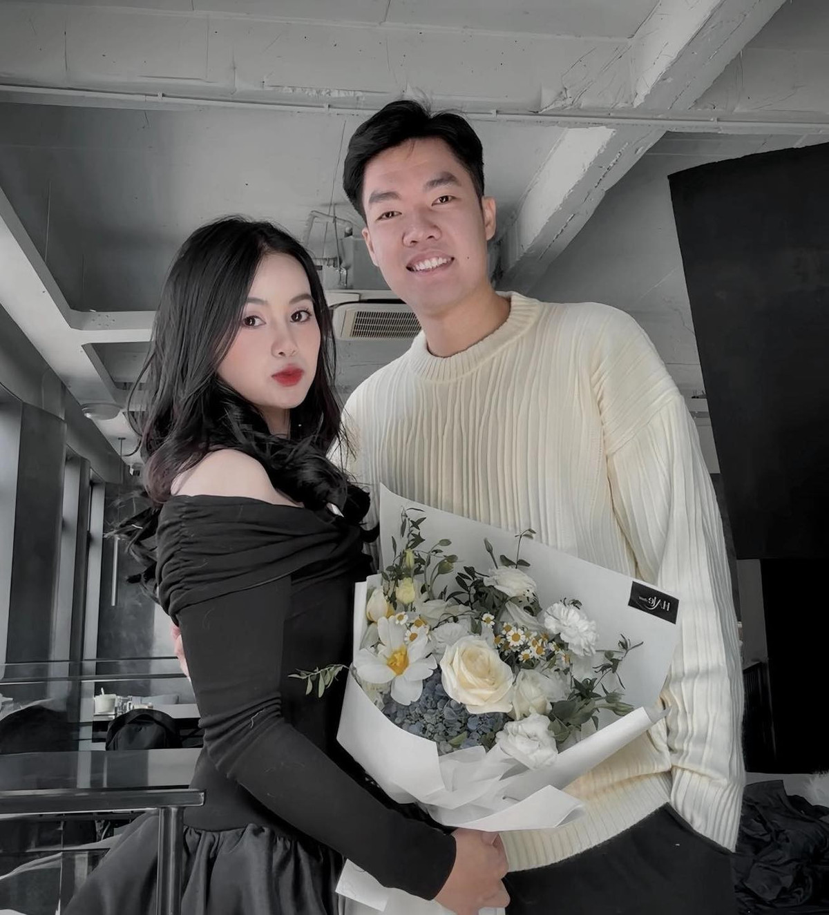 Cộng đồng thể thao Việt Nam những ngày qua không khỏi xôn xao và thích thú trước thông tin Đỗ Thị Ánh Nguyệt – “hot girl bắn cung” nổi tiếng của đội tuyển quốc gia – chính thức được bạn trai là tuyển thủ cầu lông Lê Đức Phát cầu hôn.