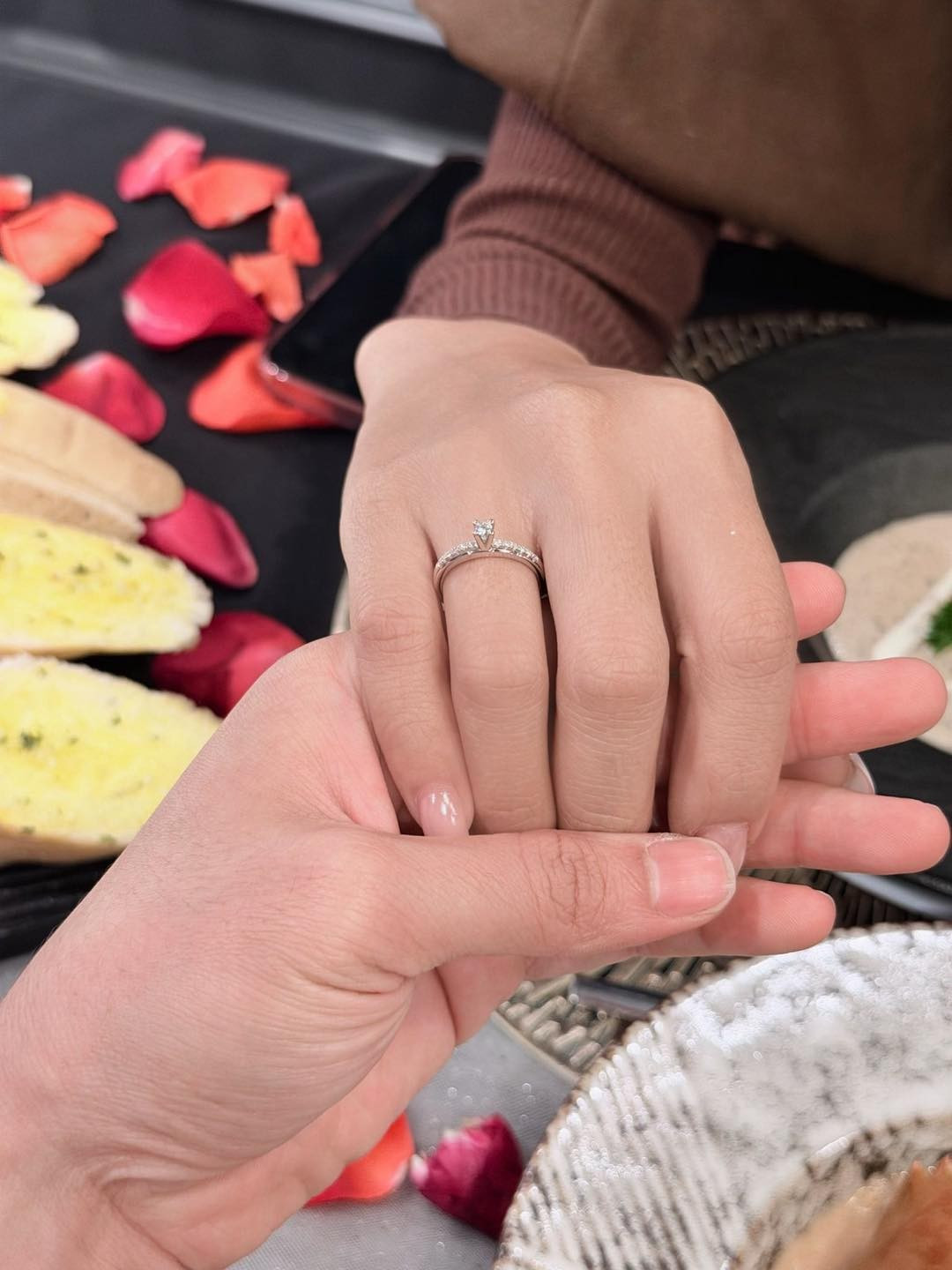 “Hoàn thành nhiệm vụ cuối năm”, Lê Đức Phát viết trên trang cá nhân. Anh cầu hôn thành công bạn gái Đỗ Thị Ánh Nguyệt sau nhiều năm yêu nhau.