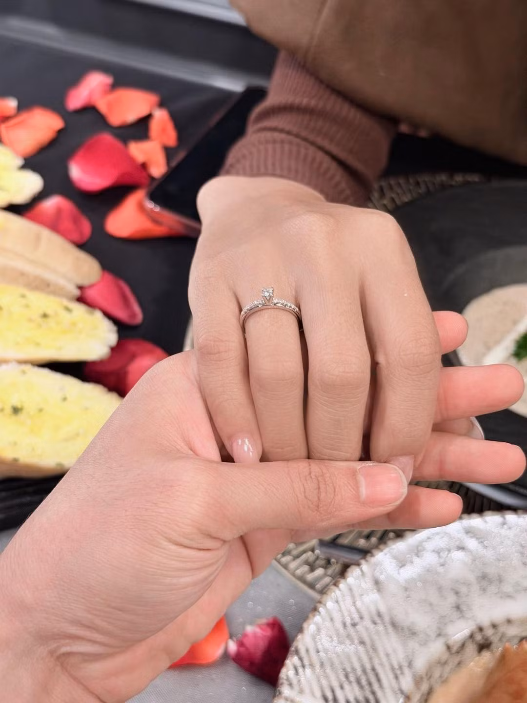 “Hoàn thành nhiệm vụ cuối năm”, Lê Đức Phát viết trên trang cá nhân. Anh cầu hôn thành công bạn gái Đỗ Thị Ánh Nguyệt sau nhiều năm yêu nhau.