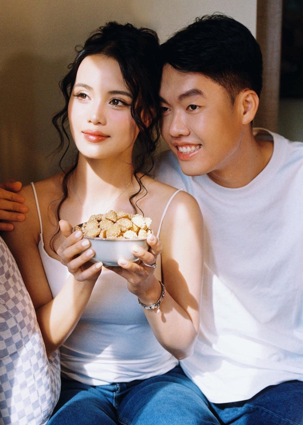 Nữ xạ thủ bắn cung rạng rỡ trong khoảnh khắc nhận lời cầu hôn, nụ cười hạnh phúc hiện rõ trên gương mặt, đánh dấu một cột mốc quan trọng trong chuyện tình kéo dài nhiều năm của cặp đôi thể thao.