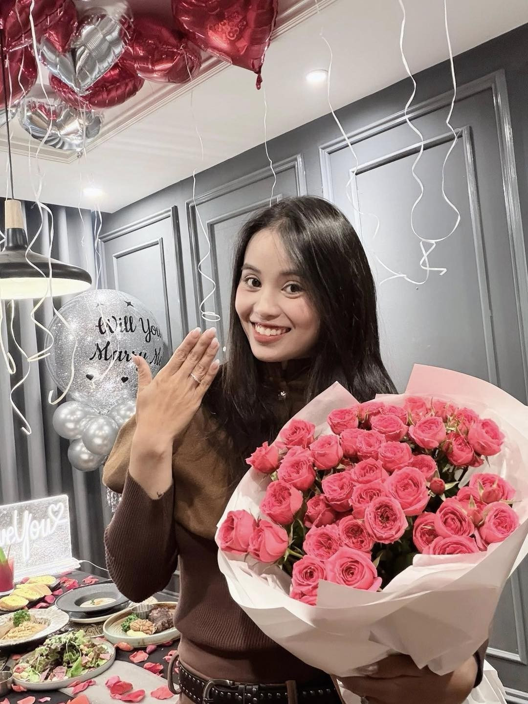 Khoảnh khắc trọng đại của cặp đôi đẹp nhất nhì làng thể thao Việt Nam này được chia sẻ trên mạng xã hội nhanh chóng nhận về hàng nghìn lượt chúc mừng từ người hâm mộ, đồng nghiệp và bạn bè.