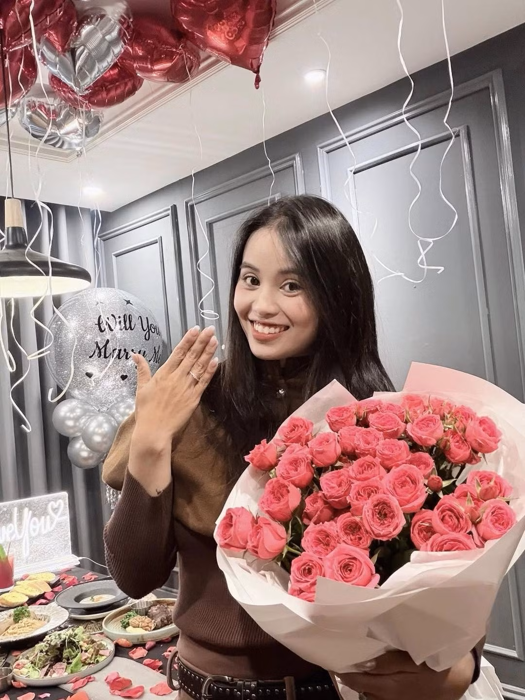 Khoảnh khắc trọng đại của cặp đôi đẹp nhất nhì làng thể thao Việt Nam này được chia sẻ trên mạng xã hội nhanh chóng nhận về hàng nghìn lượt chúc mừng từ người hâm mộ, đồng nghiệp và bạn bè.