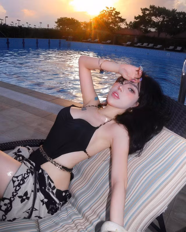 Đoạn clip của Bảo Khuyên nhanh chóng được cộng đồng mạng lan truyền chóng mặt, đi kèm vô số bình luận xuýt xoa, khen ngợi về thần thái và vóc dáng của cô. Nhiều fan còn hài hước trêu đùa rằng họ "mất ăn mất ngủ" vì cô nàng.