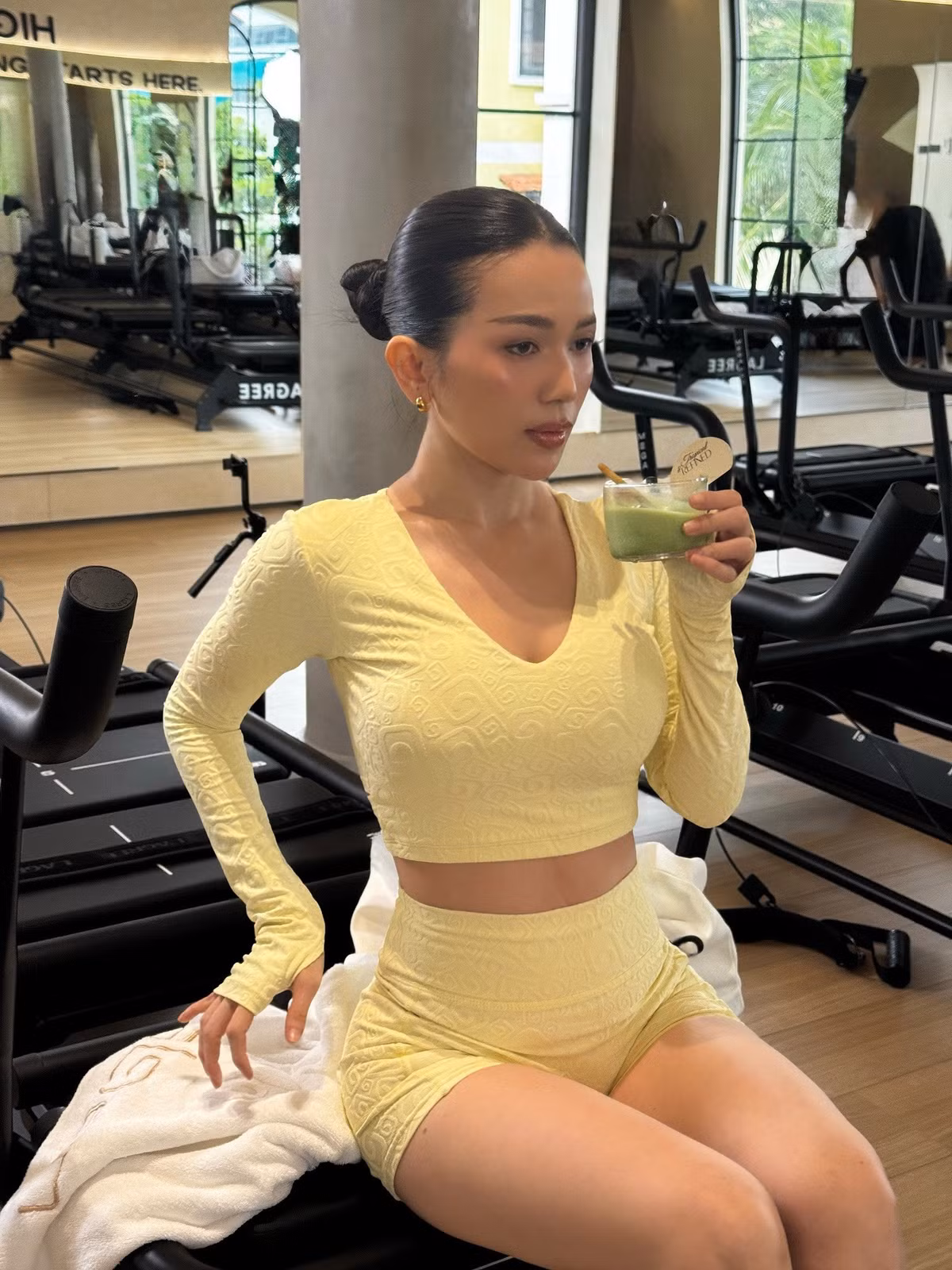 Outfit thể thao tối giản càng giúp tôn trọn vóc dáng khỏe khoắn, không tỳ vết.