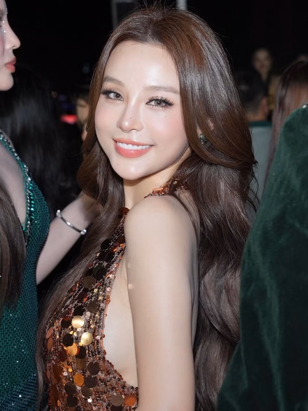 Huyền Baby bắt đầu được chú ý khi lọt Top 12 Miss Teen 2008, sau đó hoạt động nghệ thuật với vai trò người mẫu ảnh và ca sĩ trong nhóm nhạc B.Sily cùng Hạnh Sino và Emily.