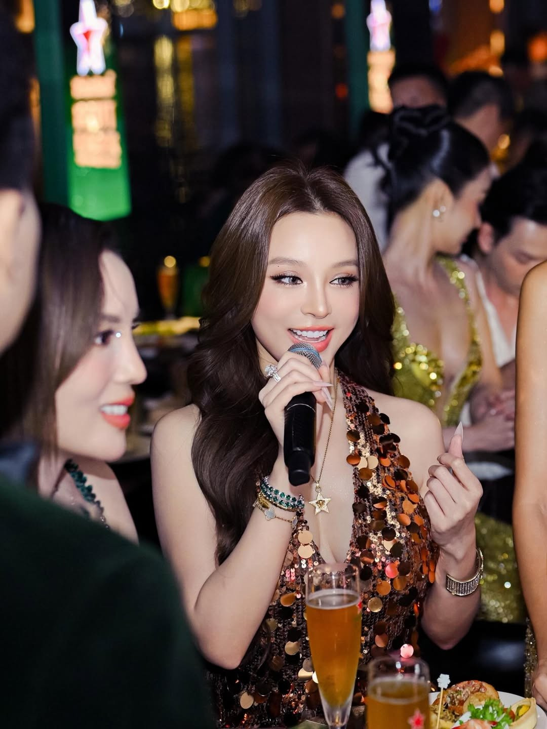 Nhiều khán giả nhận xét, dù đã rời xa hình ảnh hot girl teen năm nào, Huyền Baby của hiện tại còn cuốn hút hơn nhờ vẻ đẹp mặn mà, đằm thắm và đầy bản lĩnh.