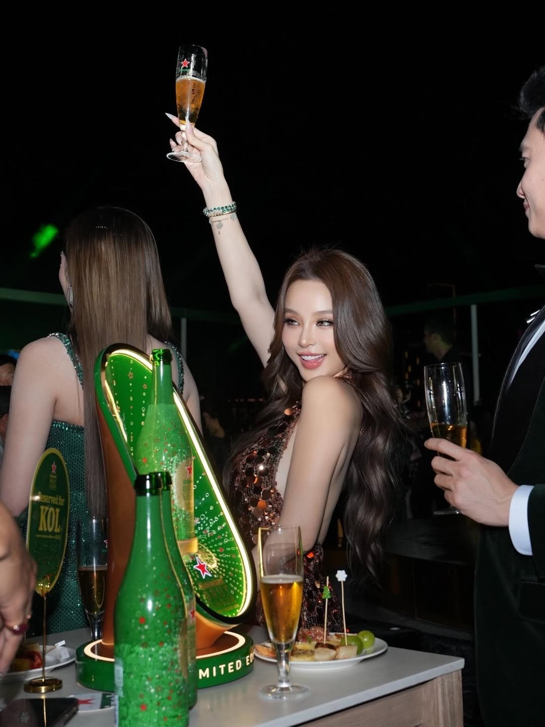 Bộ trang phục khoe khéo đôi chân dài, làn da trắng mịn cùng vòng eo thon gọn – những điểm mạnh làm nên thương hiệu nhan sắc của hot girl đời đầu.