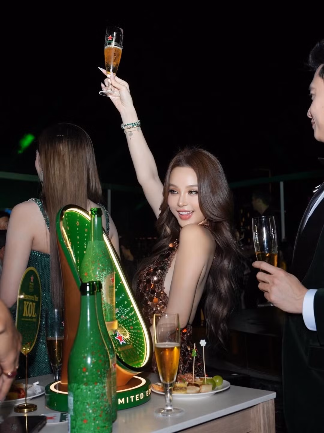 Bộ trang phục khoe khéo đôi chân dài, làn da trắng mịn cùng vòng eo thon gọn – những điểm mạnh làm nên thương hiệu nhan sắc của hot girl đời đầu.