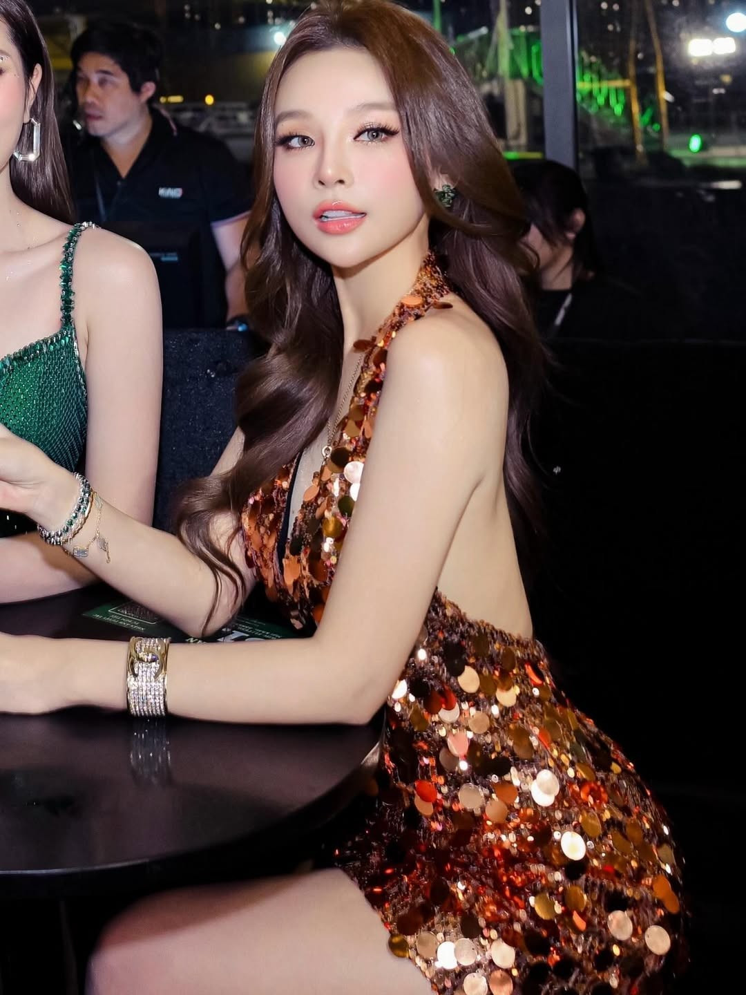 Không cần tạo dáng cầu kỳ, Huyền Baby vẫn ghi điểm nhờ phong thái tự tin, nụ cười rạng rỡ và khí chất của một nữ doanh nhân thành đạt.