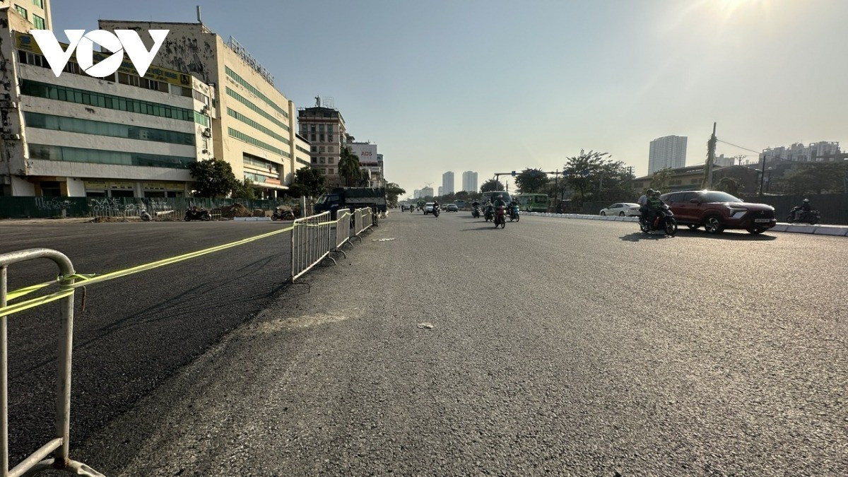 Không gian lưu thông mở rộng, bố trí thêm các làn xe mới, giảm áp lực giao thông giờ cao điểm. Phương tiện di chuyển thuận lợi trên trục đường Giải Phóng.