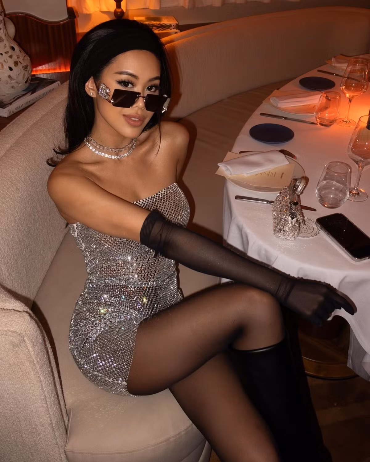 Ái nữ tập đoàn IPP cũng thường xuyên tham gia các sự kiện thời trang cao cấp như của nhà mốt Chanel, Dolce &amp; Gabbana, Versace… khắp thế giới.