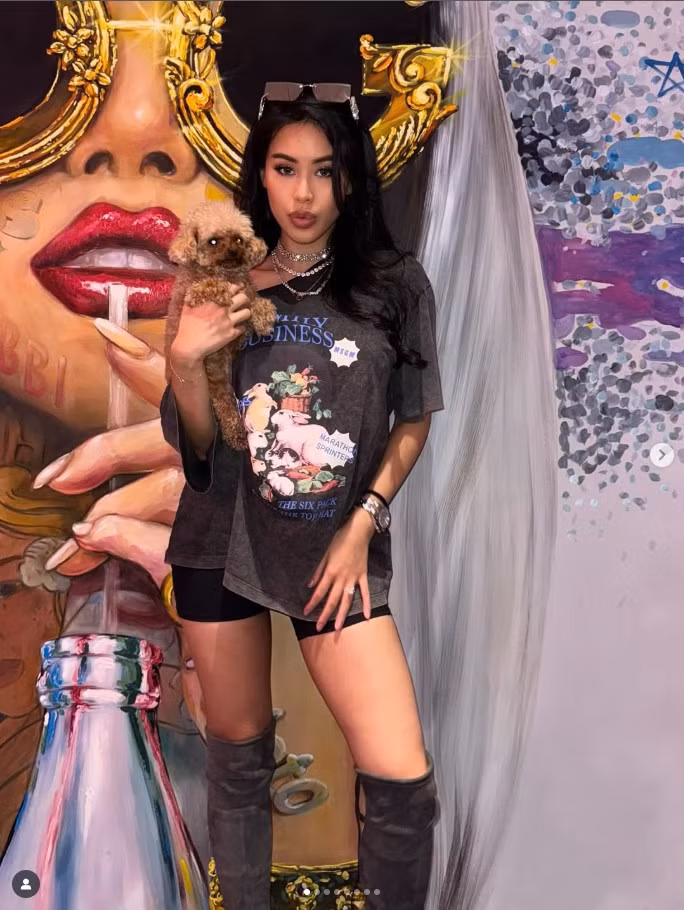 Bố của Tiên Nguyễn hiện đang là Chủ tịch Tập đoàn Liên Thái Bình Dương (IPPG) còn Thủy Tiên giữ vai trò Tổng giám đốc IPPG.