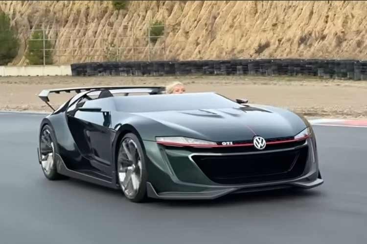 Mặc dù xe đã lược bỏ khá nhiều và thậm chí là phần mui nhưng trọng lượng không hề nhẹ. Bởi hệ thống AWD, bộ phanh lớn hơn, mâm center-lock kích thước 20 inch cùng lốp 235/35 ZR20 trước và 275/30 ZR20 sau đã khiến xe nặng 1.421 kg.